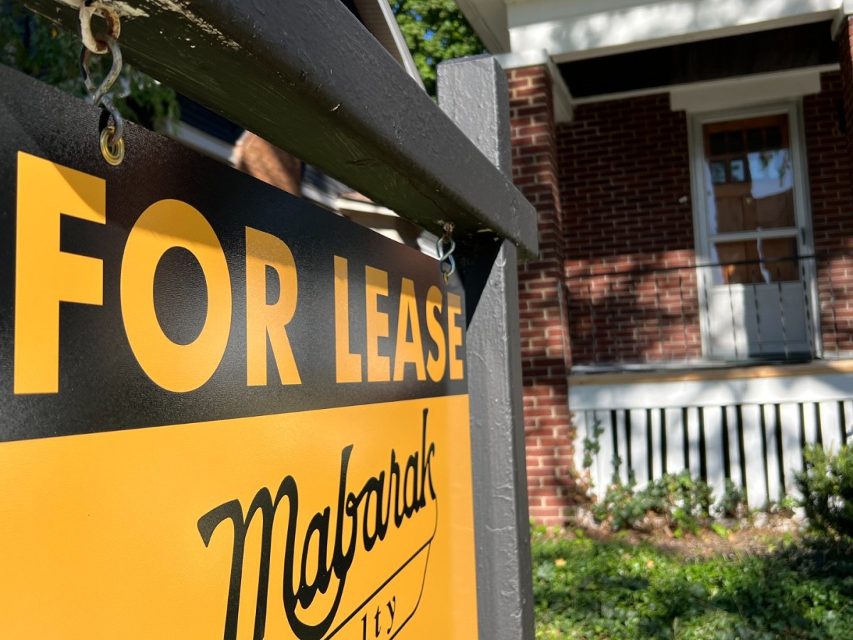 A for lease sign outside of a home