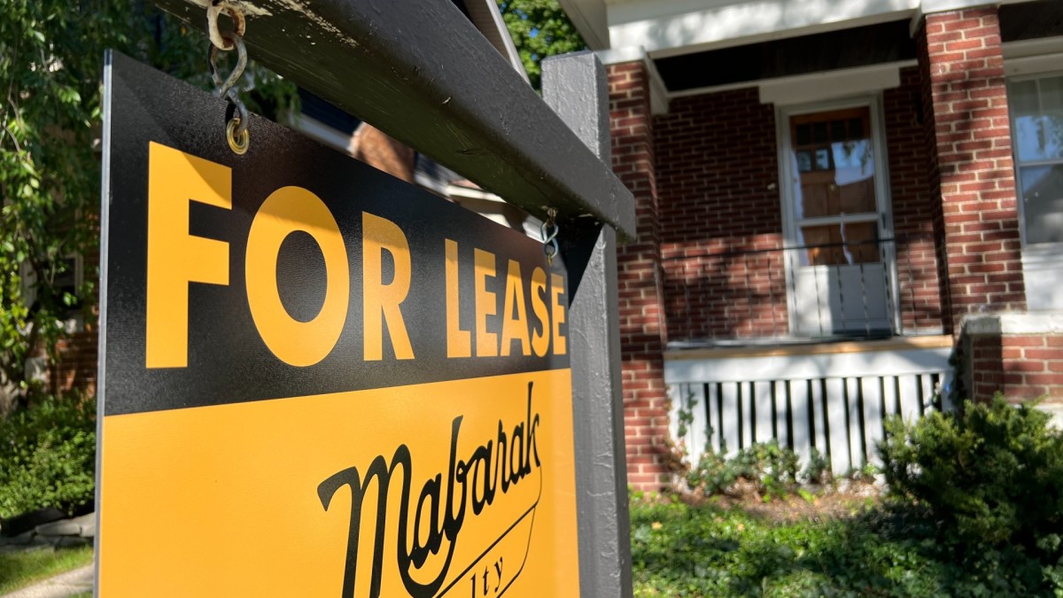 A for lease sign outside of a home